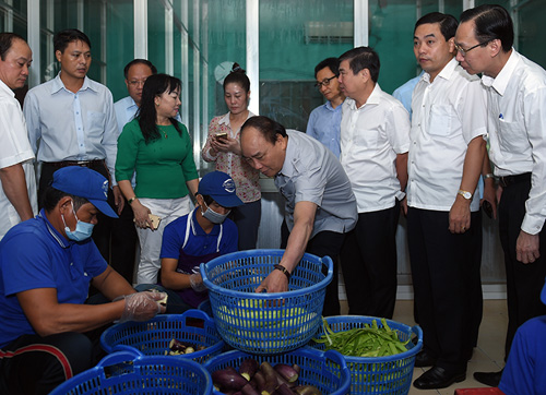Thủ tướng thăm cơ sở suất ăn công nghiệp Tú Anh